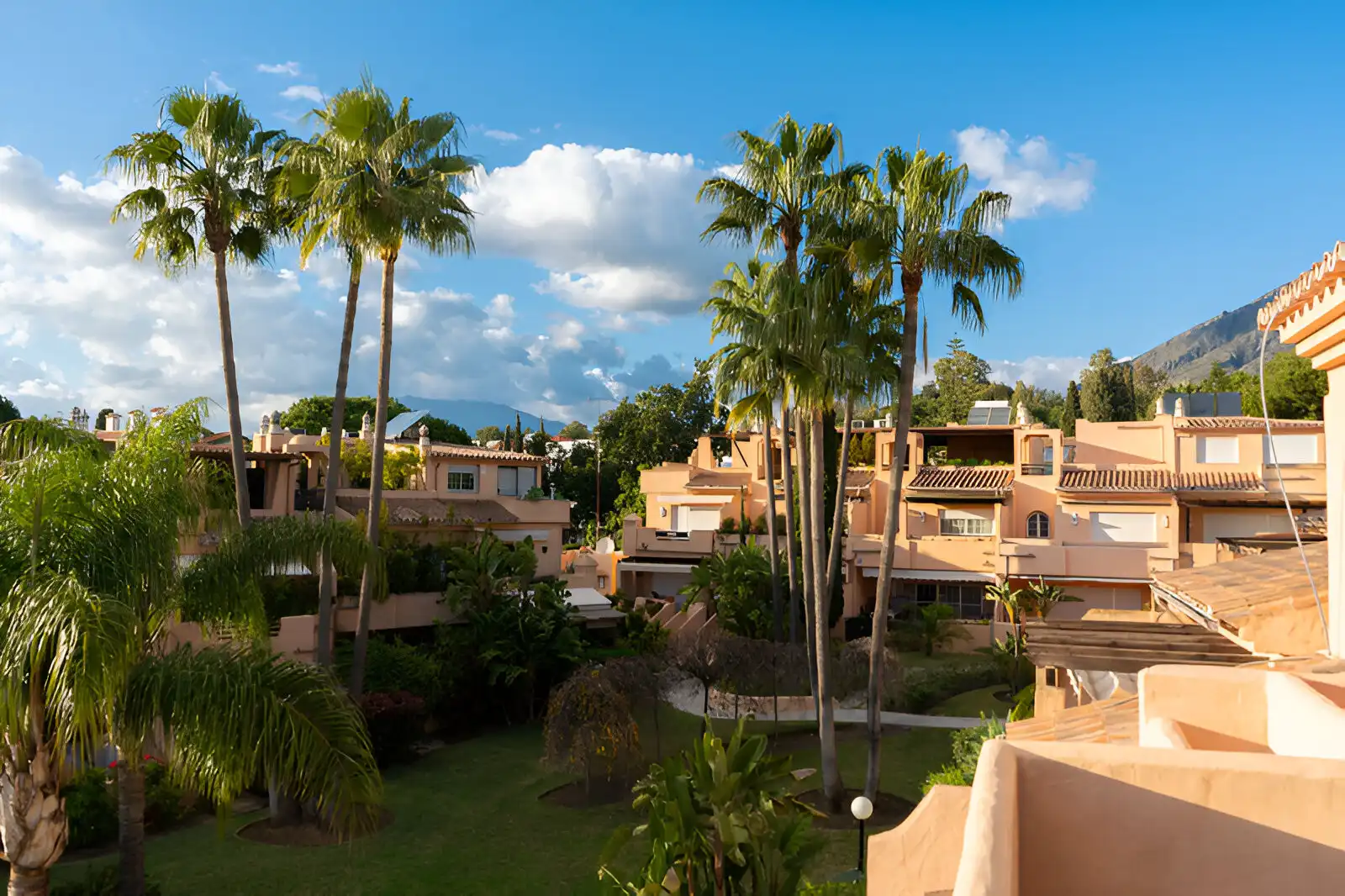 Vista exterior de Casa adosada en venta en Marbella con Aire acondicionado, Terraza y Piscina
