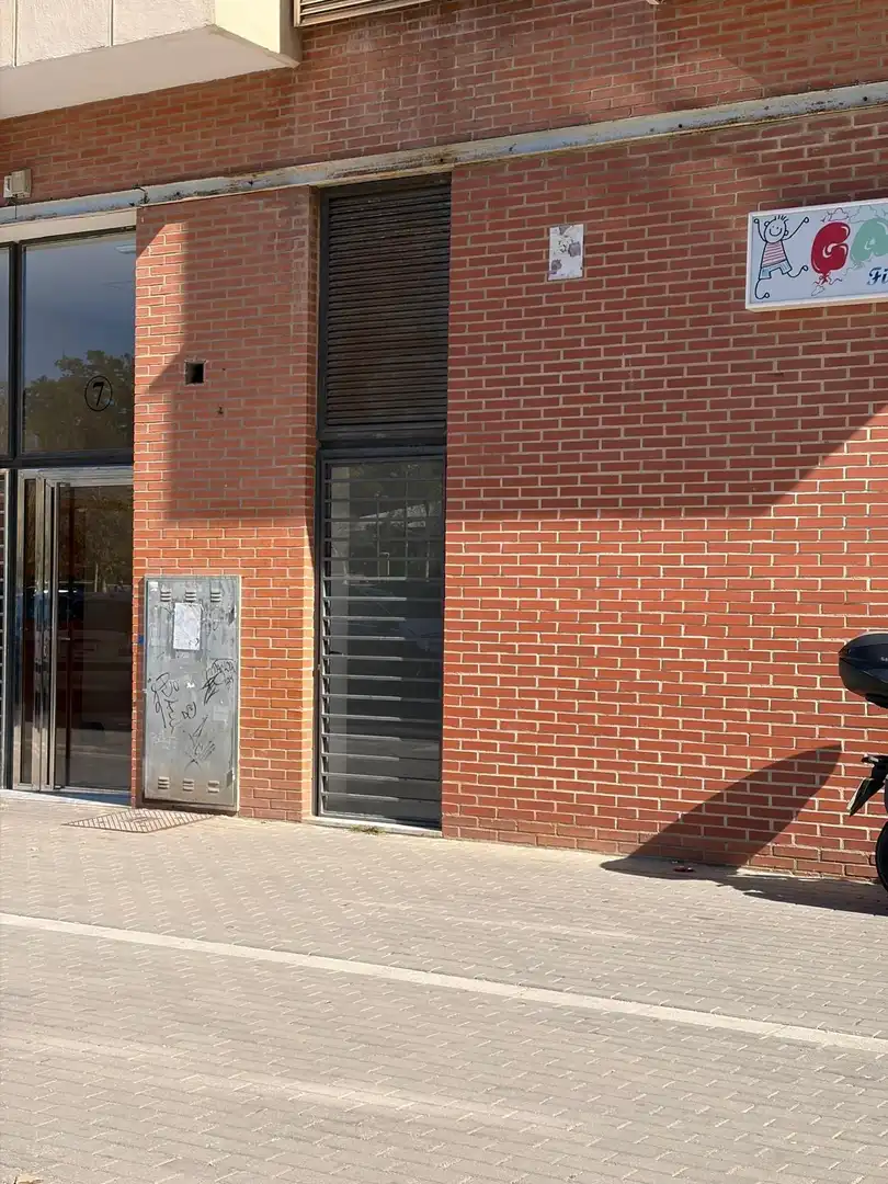 Außenansicht von Garage zum Verkauf in Valencia