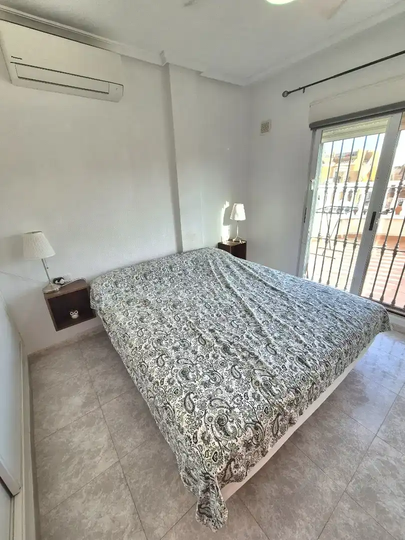 Dormitori de Casa adosada en venda en Torrevieja amb Aire condicionat