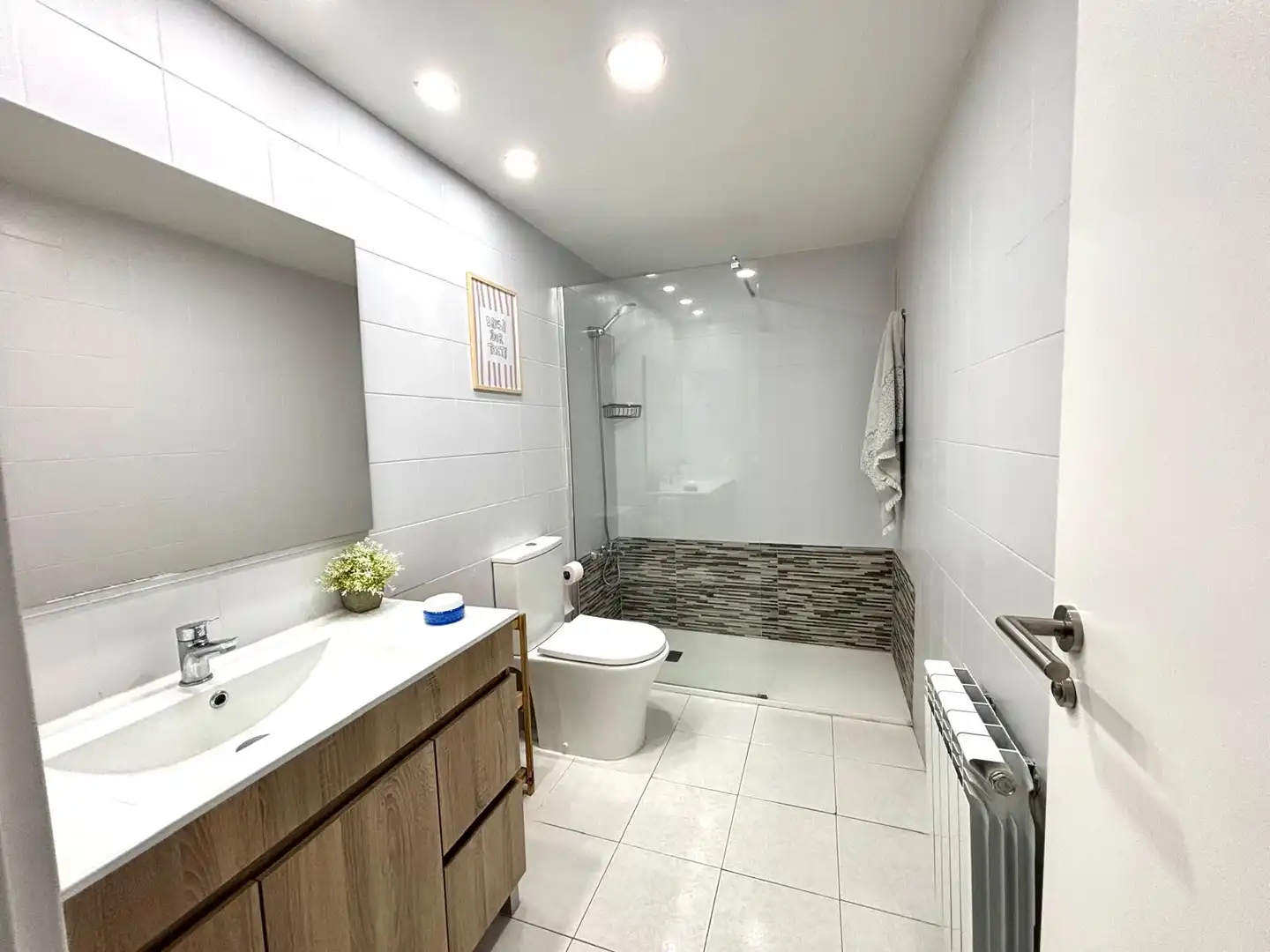 Bathroom of Flat for rent in  Pamplona / Iruña  with Heating, Parquet flooring and Terrace