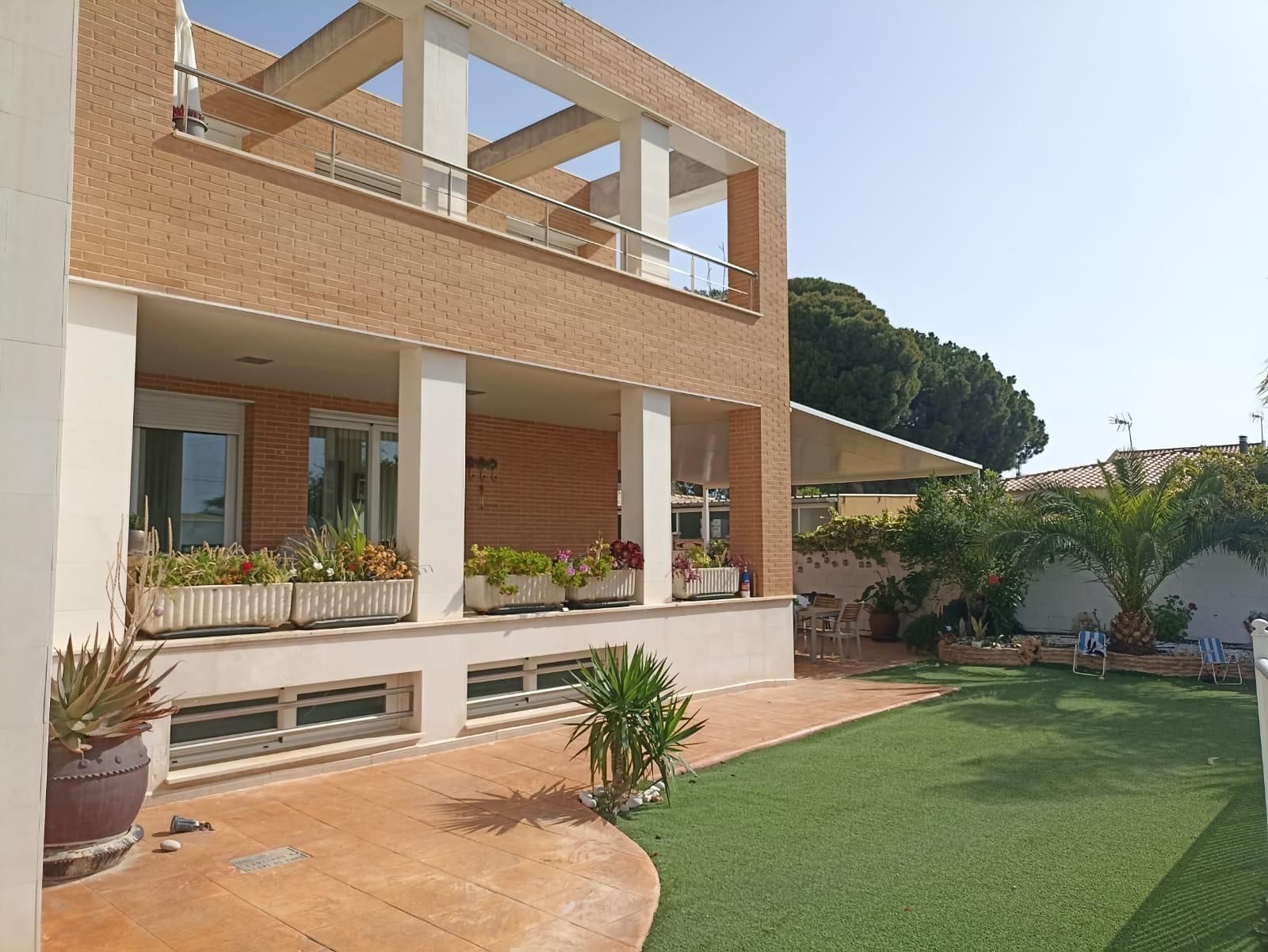 Exterior view of House or chalet for sale in San Vicente del Raspeig / Sant Vicent del Raspeig  with Air Conditioner, Heating and Private garden