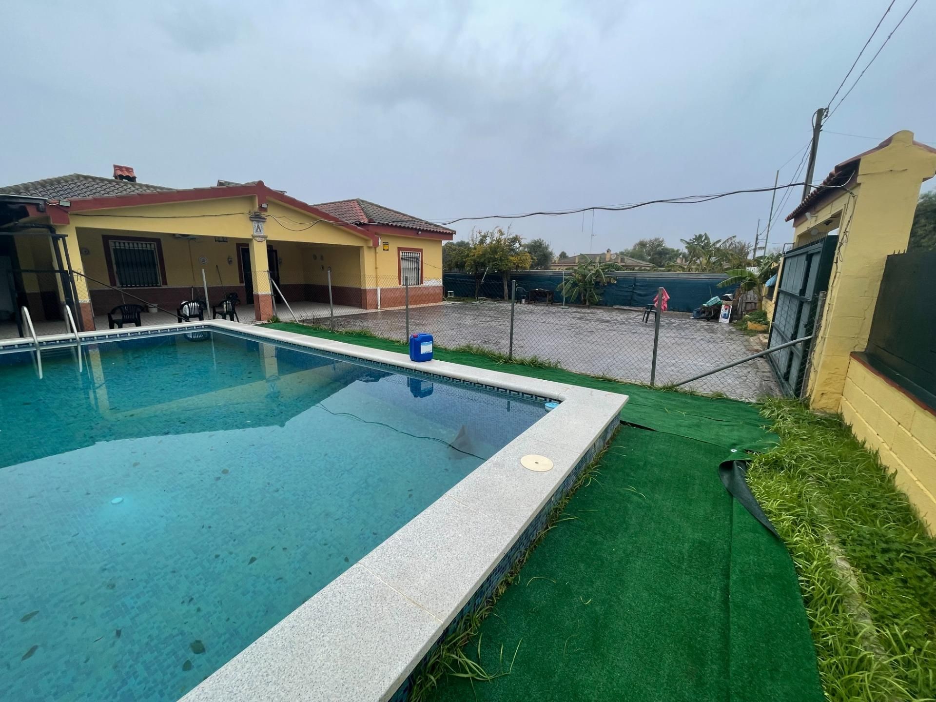 Schwimmbecken von Country house zum verkauf in Dos Hermanas mit Klimaanlage, Heizung und Privatgarten