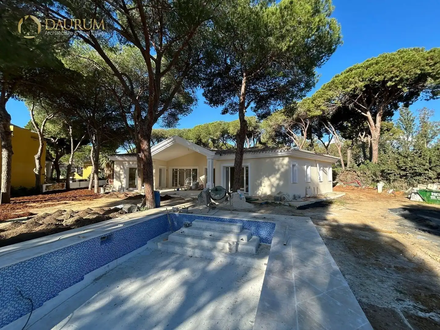 Vista exterior de Casa o xalet en venda en Marbella amb Aire condicionat i Jardí privat