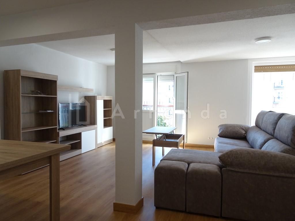 Sala d'estar de Pis de lloguer en Santander amb Moblat i Balcó