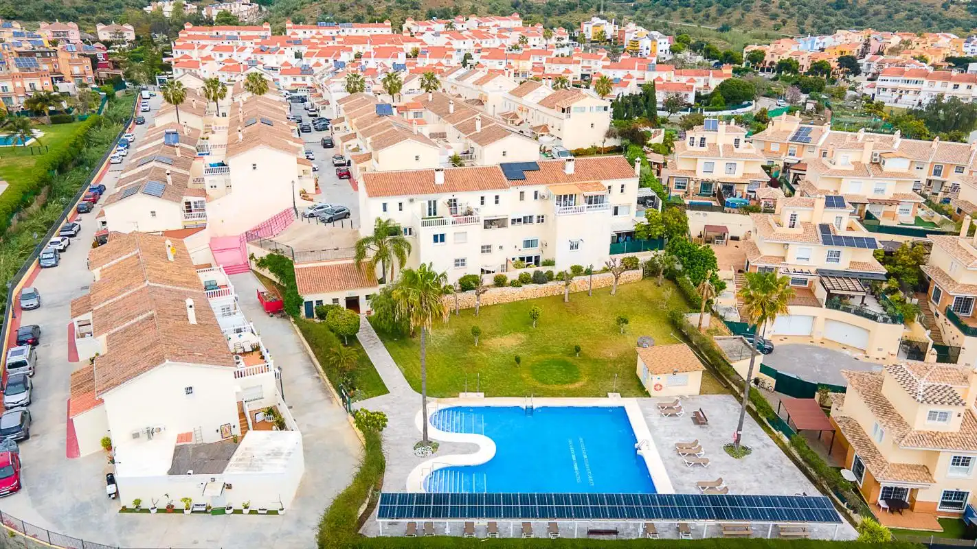Vista exterior de Casa adosada en venda en Vélez-Málaga amb Calefacció, Jardí privat i Terrassa