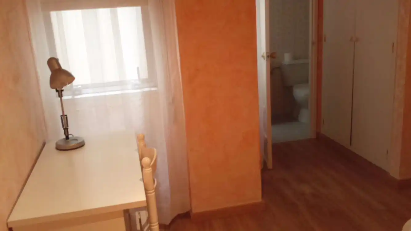 Habitación de Piso de alquiler en Santiago de Compostela  con Calefacción, Parquet y Amueblado