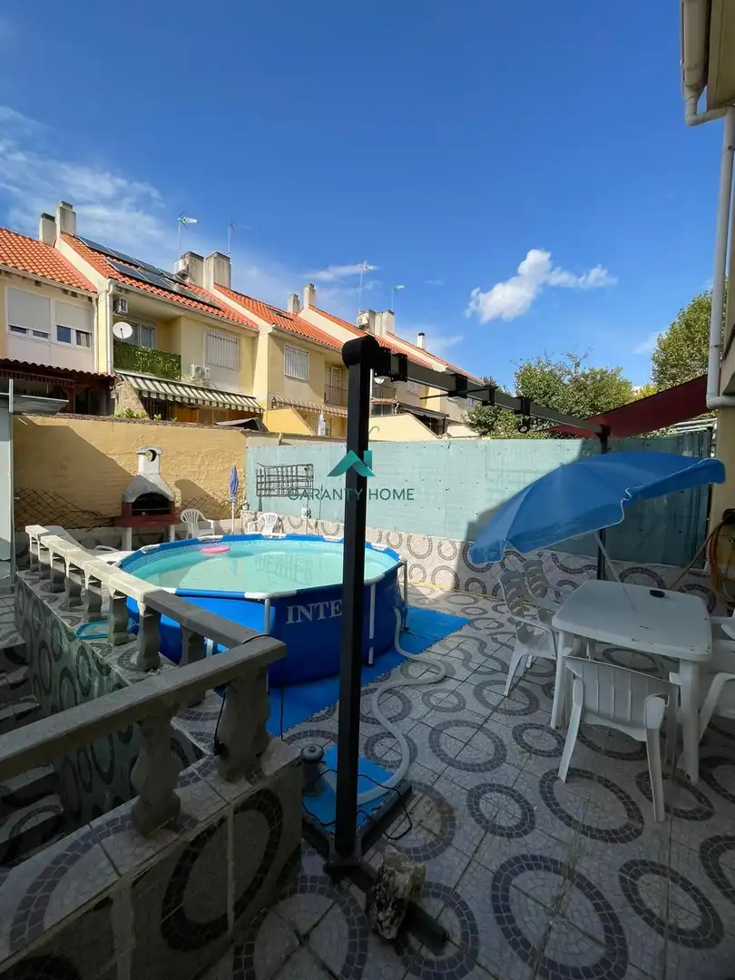 Piscina de Casa adosada en venda en Navalcarnero
