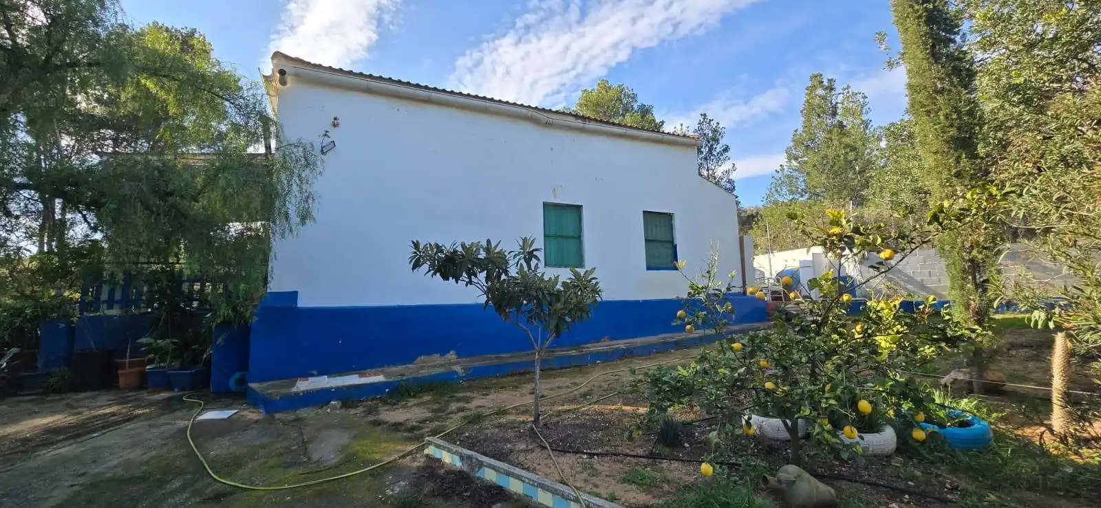Vista exterior de Casa adosada en venda en Chiva amb Jardí privat i Terrassa