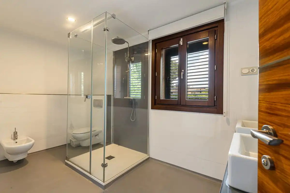 Badezimmer von Einfamilien-Reihenhaus zum Verkauf in Boadilla del Monte mit Klimaanlage, Heizung und Privatgarten