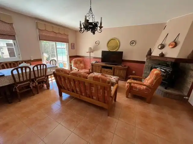 Sala d'estar de Casa adosada en venda en  Zaragoza Capital amb Calefacció, Jardí privat i Terrassa