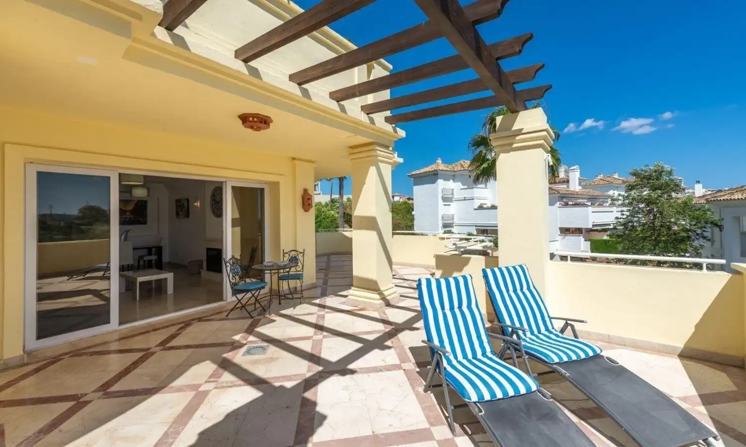 Terrasse von Wohnungen zum Verkauf in Casares mit Klimaanlage, Heizung und Privatgarten
