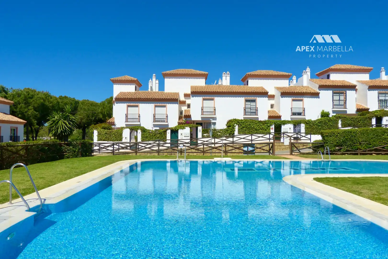 Außenansicht von Einfamilien-Reihenhaus zum Verkauf in Marbella mit Klimaanlage, Privatgarten und Terrasse