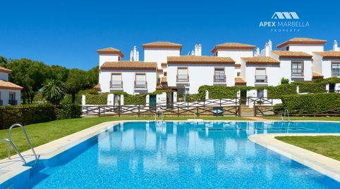 Foto 2 von Einfamilien-Reihenhaus zum Verkauf in Calle Fresno, 1, Cabopino - Artola, Marbella