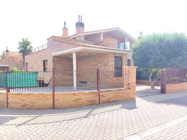 Villa con piscina in vendita a Avenida de la Ilustración 39