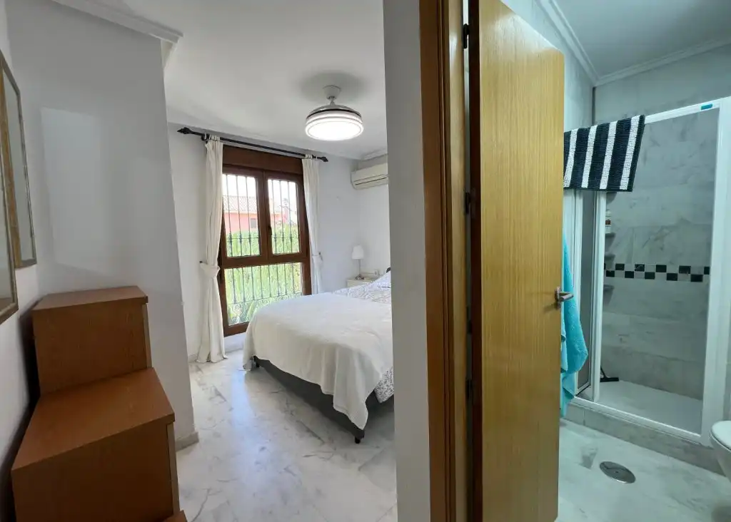 Dormitori de Casa o xalet en venda en Alicante / Alacant amb Aire condicionat, Calefacció i Jardí privat
