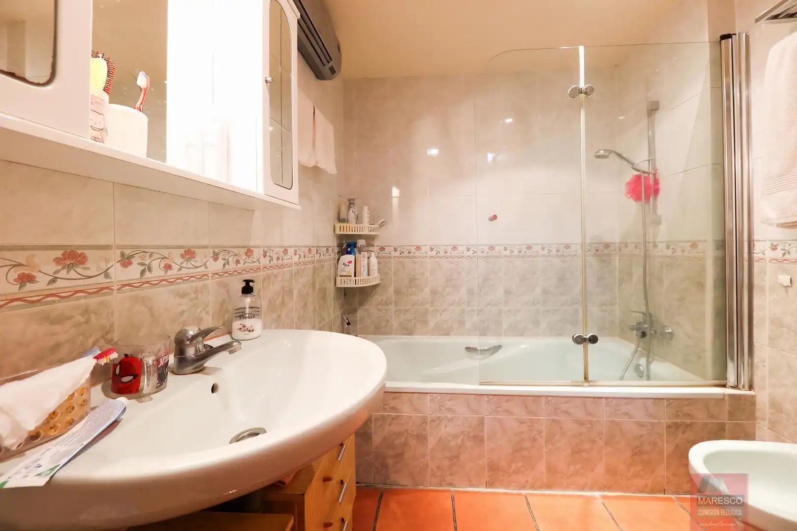 Badezimmer von Wohnung zum Verkauf in Fuengirola mit Klimaanlage, Terrasse und Abstellraum