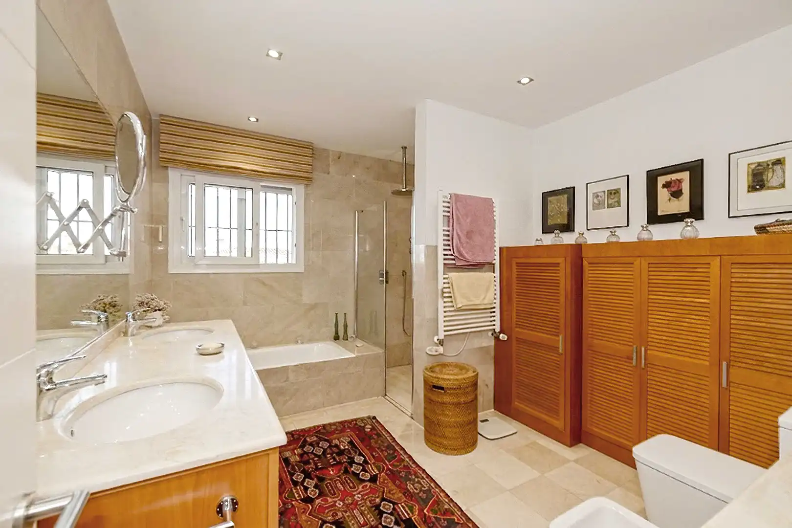 Bany de Casa o xalet en venda en Málaga amb Aire condicionat, Calefacció i Jardí privat