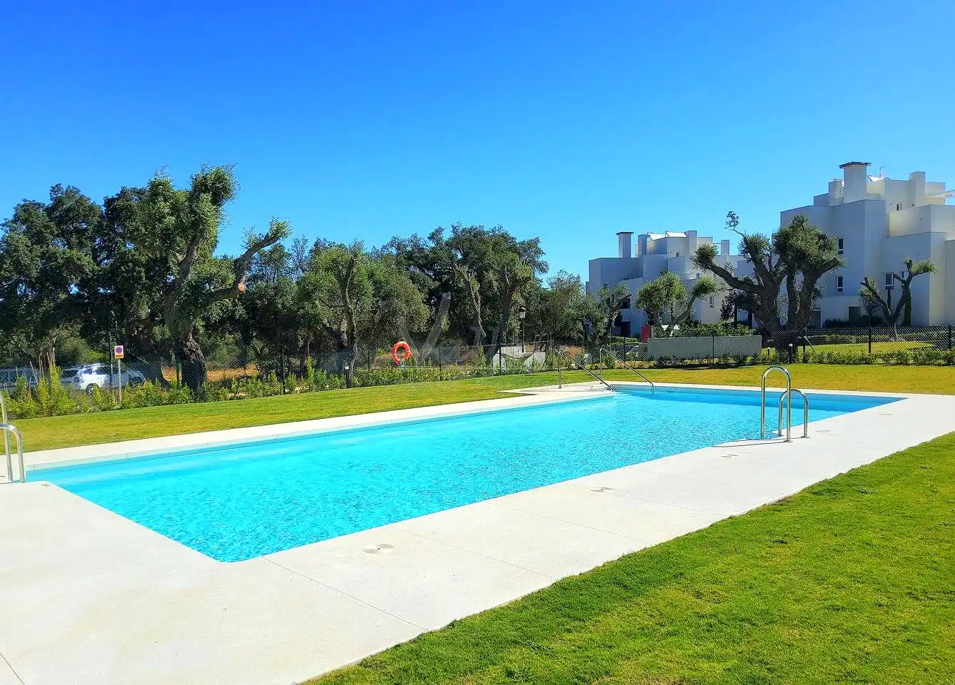 Schwimmbecken von Wohnungen zum Verkauf in Sotogrande mit Klimaanlage, Terrasse und Möbliert