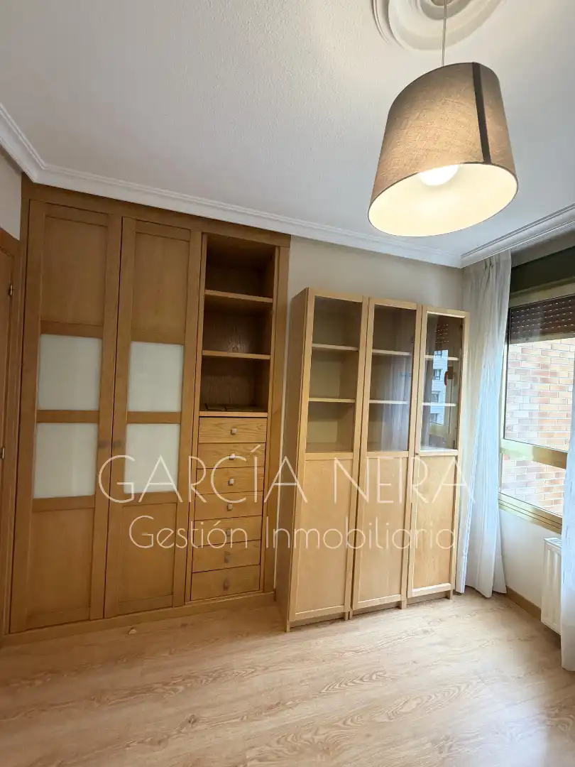 Dormitori de Pis en venda en Oviedo  amb Calefacció, Parquet i Traster