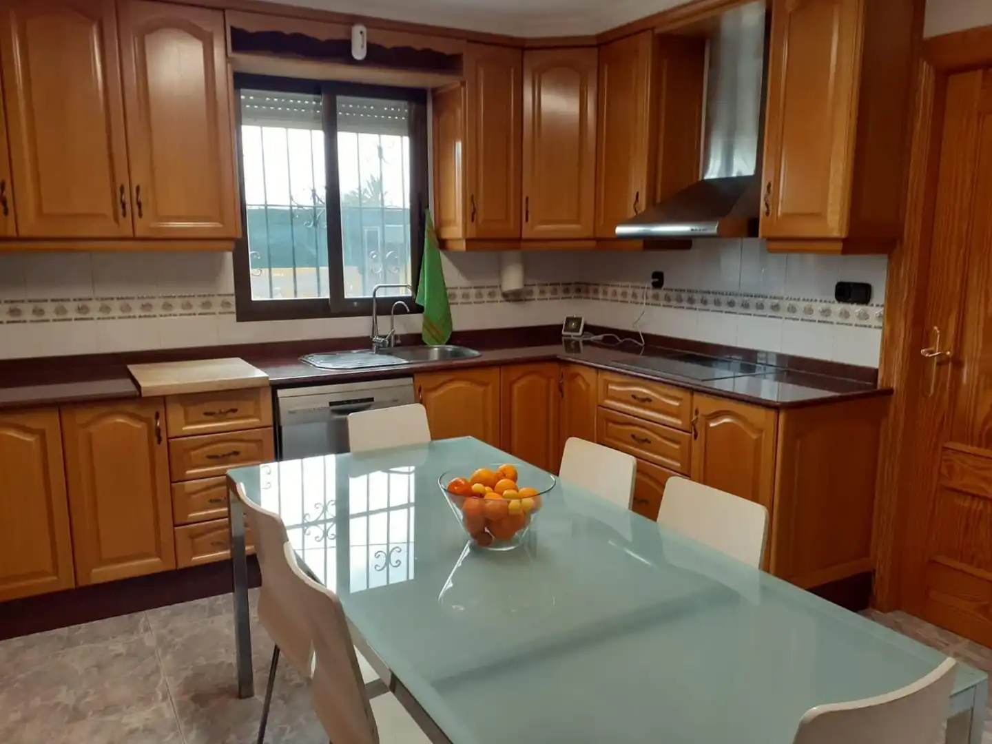 Cuina de Casa o xalet en venda en Elche / Elx amb Aire condicionat, Jardí privat i Piscina