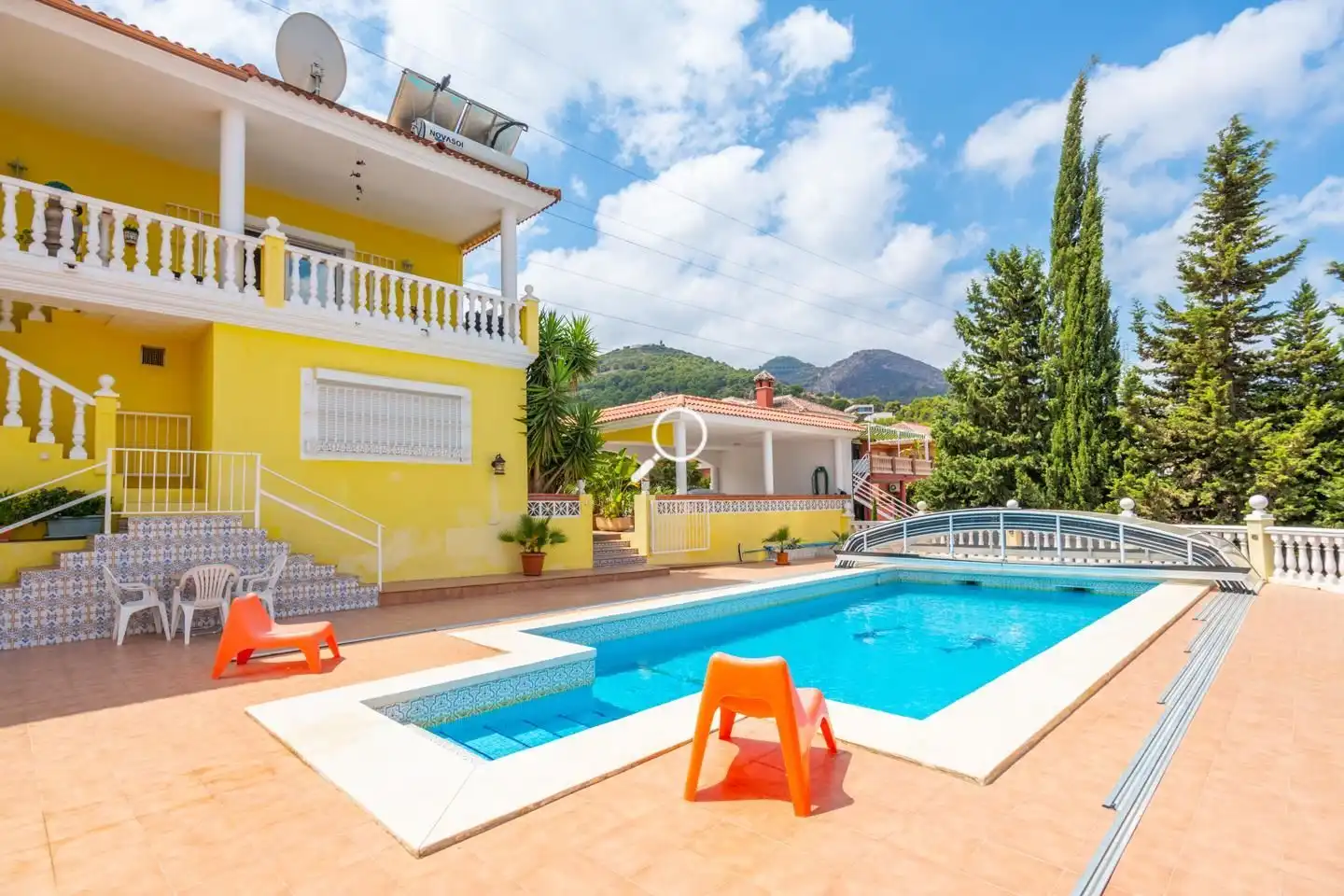 Vista exterior de Casa o xalet en venda en Alhaurín de la Torre amb Aire condicionat, Jardí privat i Terrassa