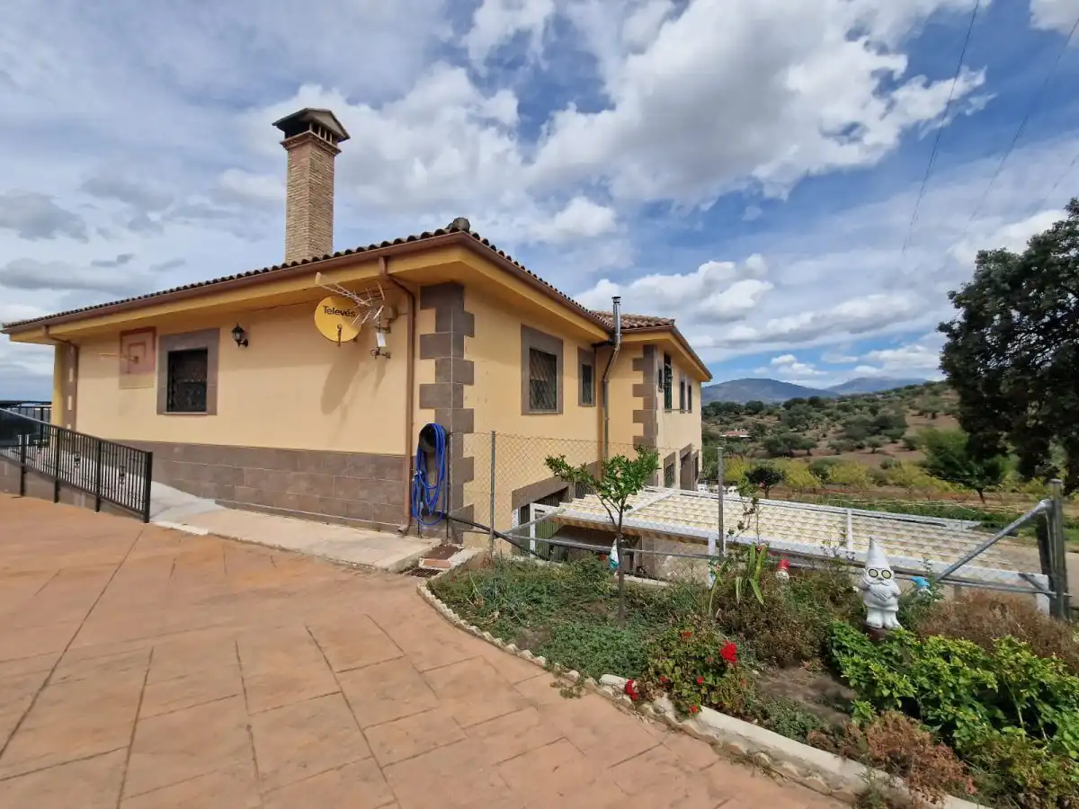 Vista exterior de Casa o xalet en venda en Plasencia amb Aire condicionat, Jardí privat i Terrassa