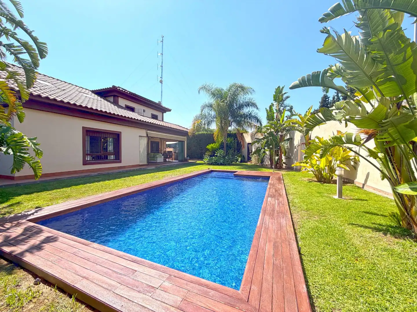 Piscina de Casa o xalet en venda en Tomares amb Piscina comunitària