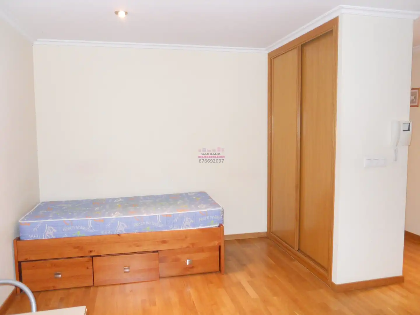 Habitación de Estudio de alquiler en Vigo  con Calefacción, Parquet y Lavadora