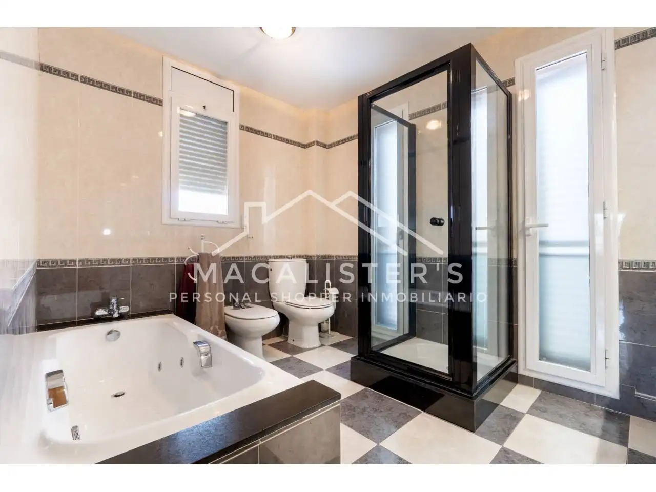Bathroom of Houses for sale in El Masnou  with Heating, Private garden and Terrace