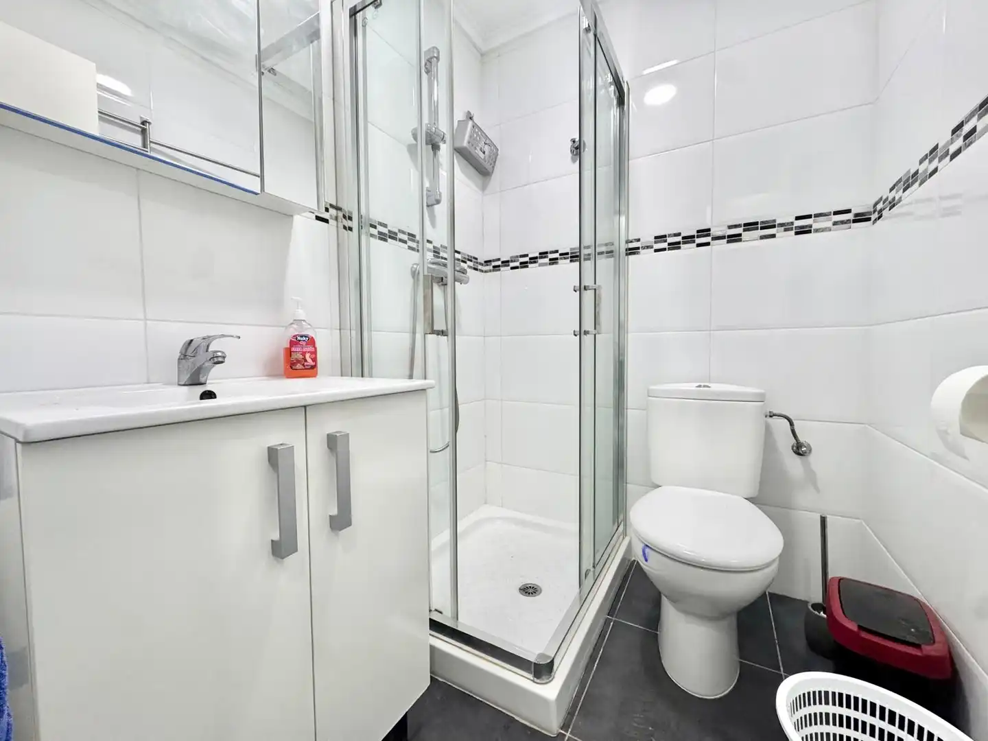 Badezimmer von Wohnung zur Miete in Torrevieja mit Möbliert, Waschmaschine und Mikrowelle