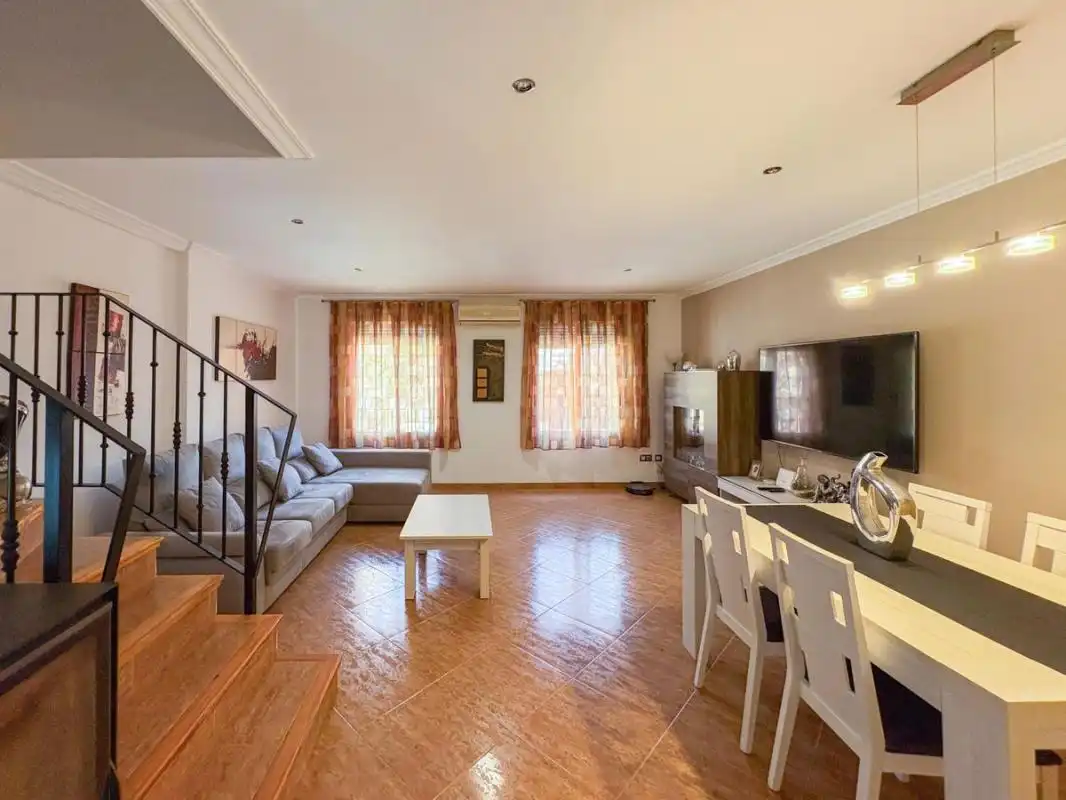 Sala d'estar de Casa adosada en venda en Sagunto / Sagunt amb Aire condicionat, Calefacció i Terrassa
