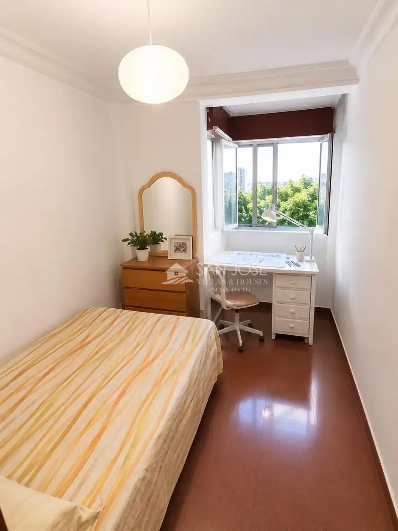 Habitación de Piso en venta en Sevilla con Terraza y Alarma