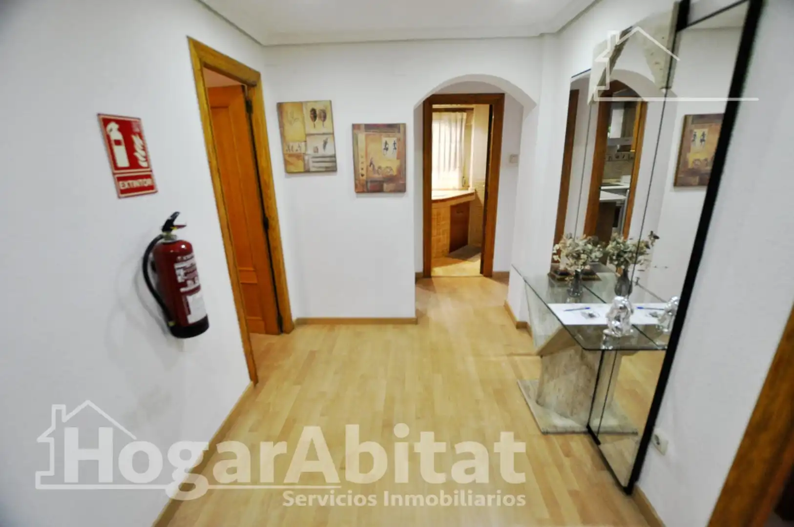 Wohnung zum Verkauf in Valencia mit Klimaanlage, Parkett und Terrasse