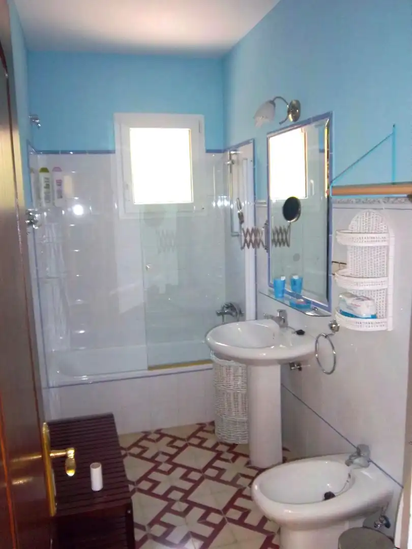 Baño de Casa adosada de alquiler en Sanlúcar de Barrameda con Aire acondicionado, Calefacción y Jardín privado