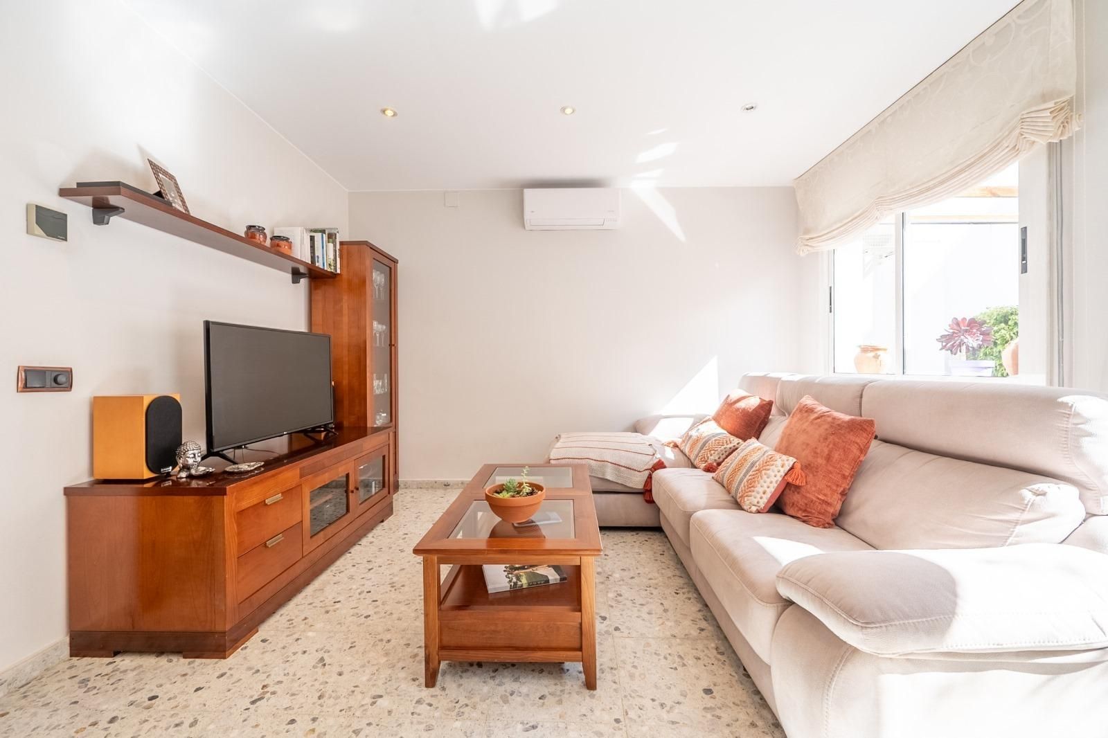 Living room of Flat for sale in Cornellà de Llobregat  with Air Conditioner, Heating and Terrace