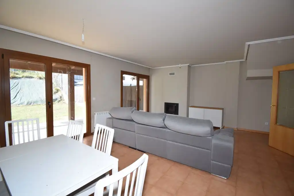 Sala de estar de Casa adosada en venta en Miño con Calefacción, Jardín privado y Amueblado