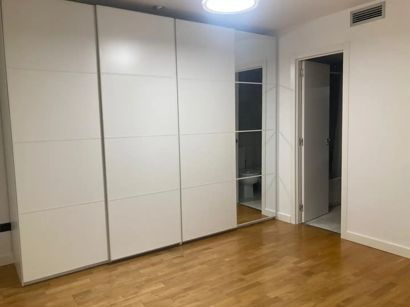 Schlafzimmer von Dachboden zur Miete in Zaragoza mit Klimaanlage, Heizung und Parkett