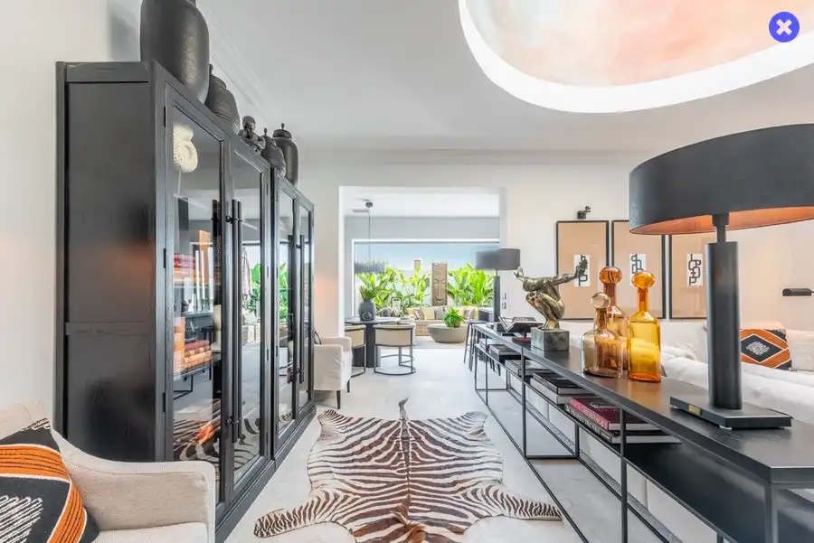 Sala d'estar de Casa adosada en venda en Marbella amb Aire condicionat, Terrassa i Moblat