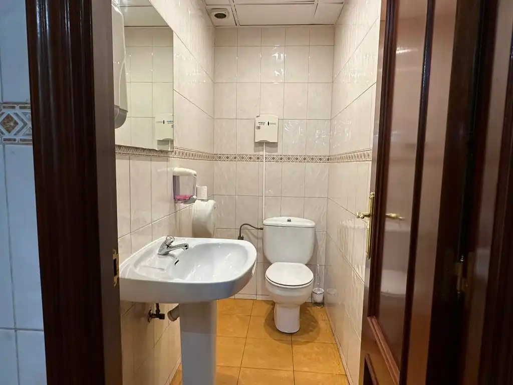 Baño de Local de alquiler en Gijón  con Amueblado