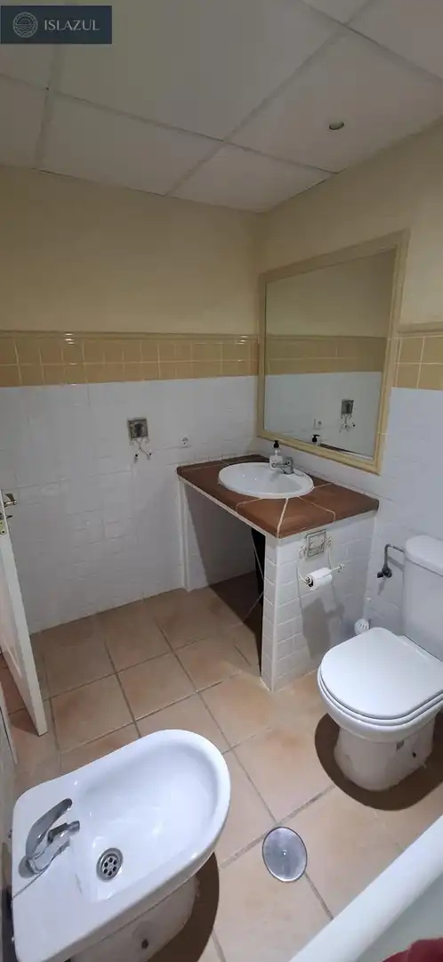 Badezimmer von Erdgeschoss zur Miete in Islantilla mit Klimaanlage, Heizung und Privatgarten