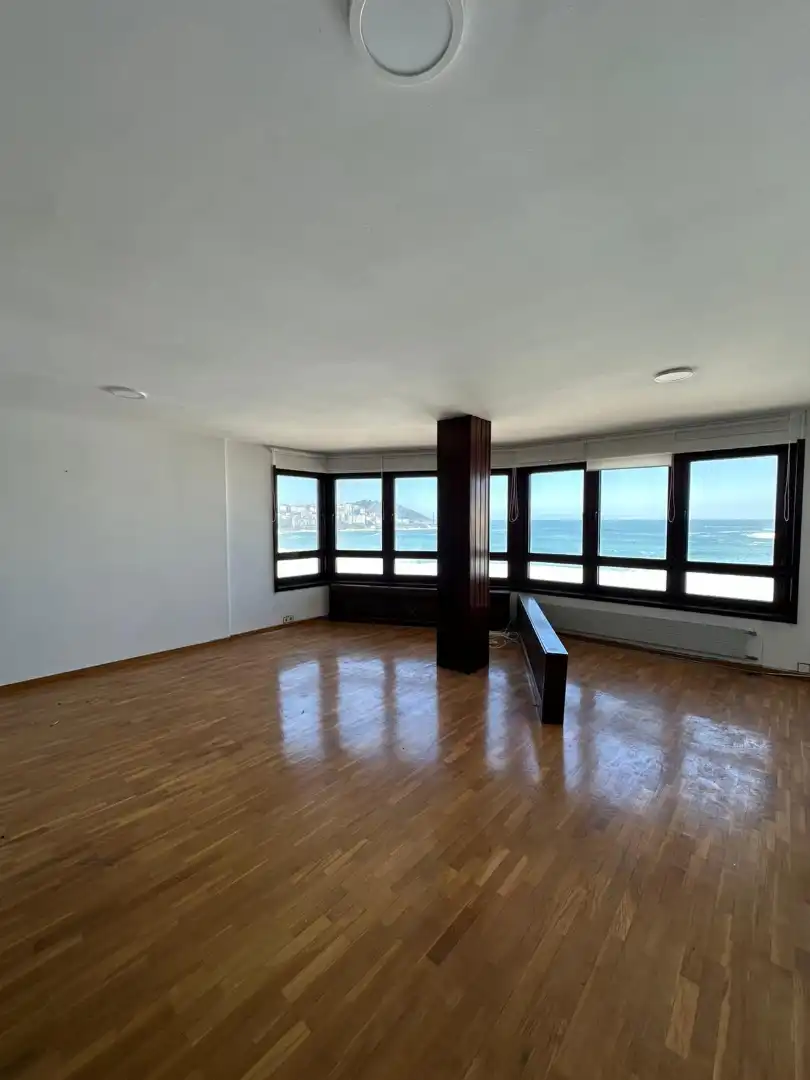 Sala d'estar de Pis en venda en A Coruña Capital  amb Calefacció, Parquet i Traster