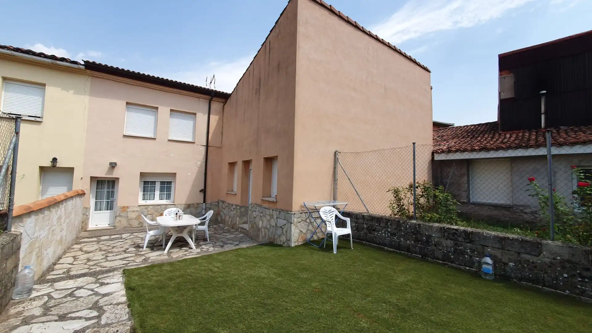 Vista exterior de Casa adosada en venda en Espejón amb Jardí privat, Traster i Moblat