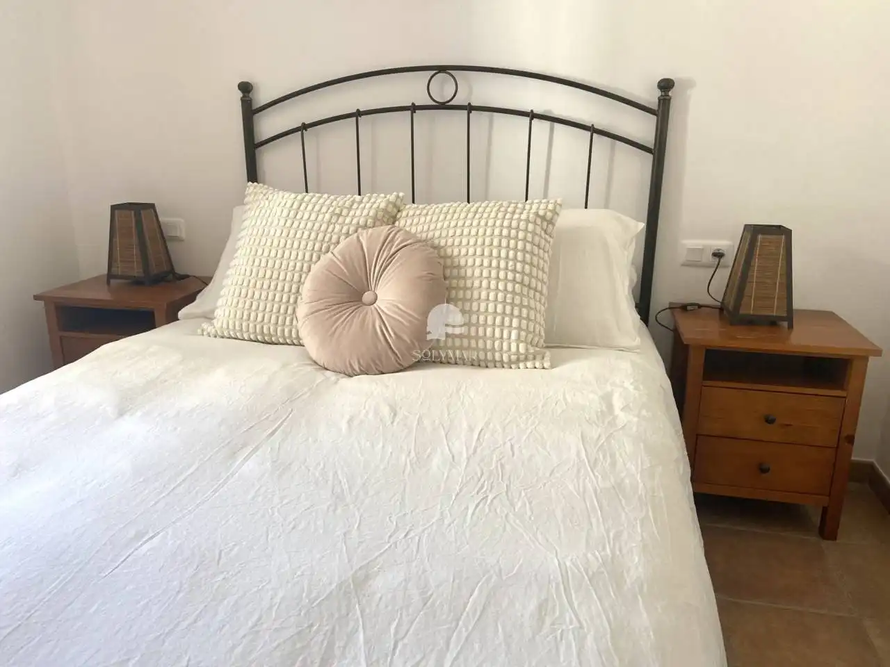 Dormitori de Finca rústica de lloguer en Árchez amb Aire condicionat i Piscina