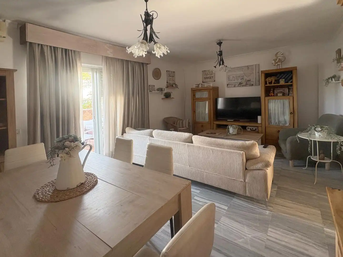 Sala d'estar de Casa adosada en venda en Jerez de la Frontera amb Aire condicionat