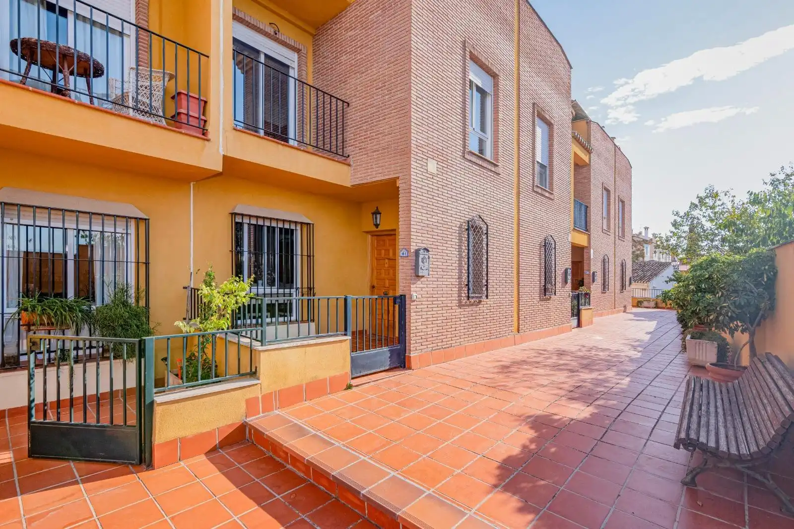 Vista exterior de Casa adosada en venda en Cájar amb Aire condicionat, Calefacció i Terrassa