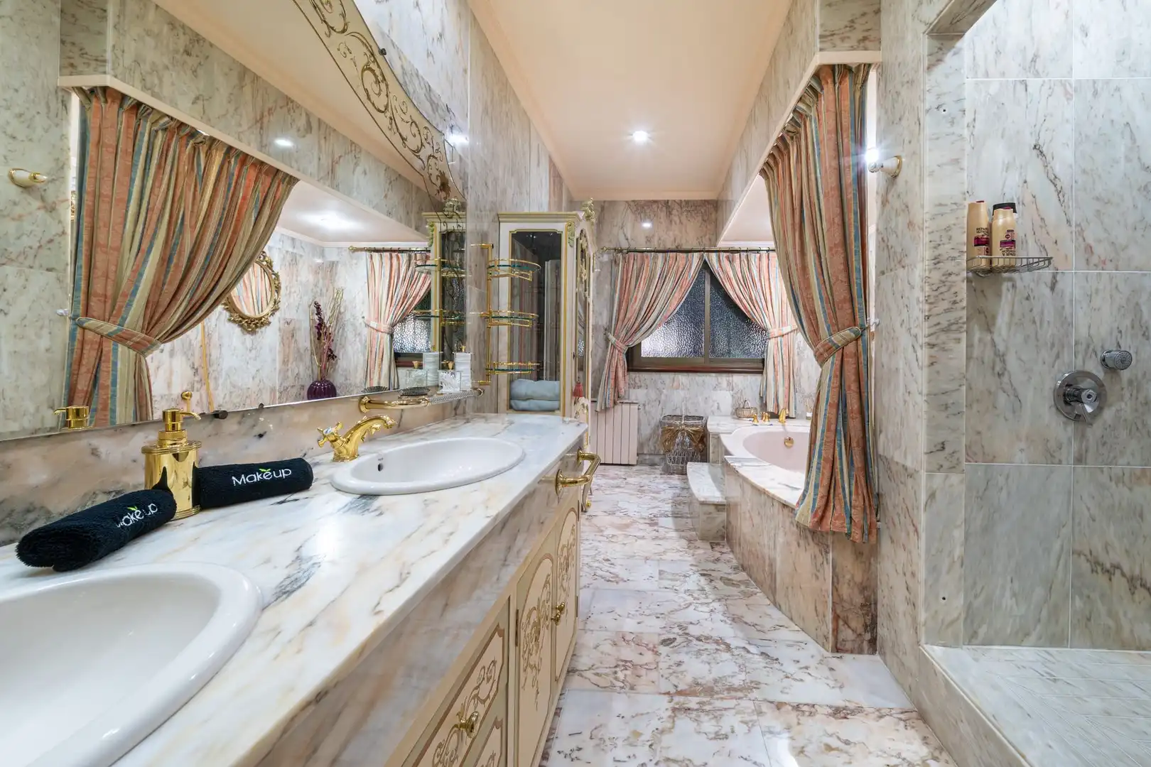 Badezimmer von Country house zum Verkauf in Benahavís mit Terrasse