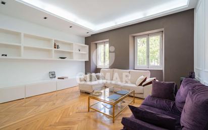 Living room of Flat for sale in  Madrid Capital  with Heating and Furnished