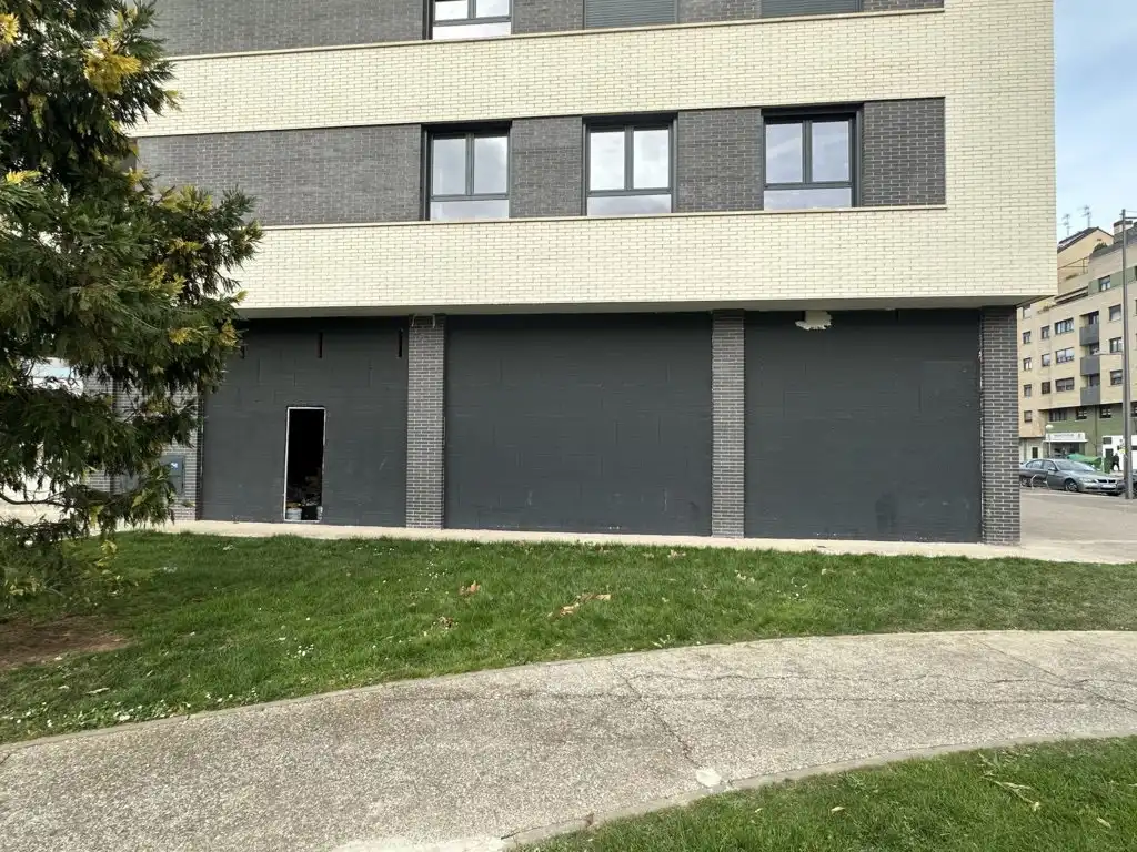 Vista exterior de Local de alquiler en  Logroño