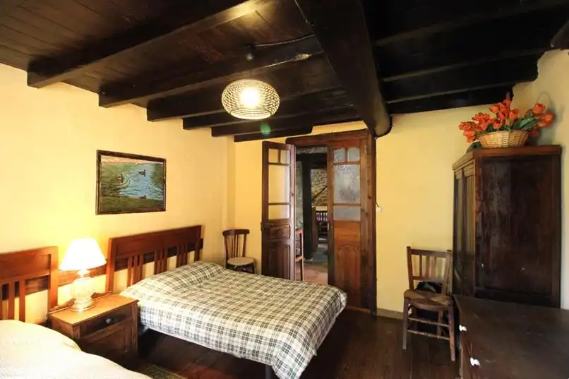 Schlafzimmer von Einfamilien-Reihenhaus zum Verkauf in Ponga mit Klimaanlage, Heizung und Möbliert