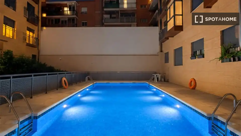 Piscina de Pis de lloguer en Madrid amb Aire condicionat, Calefacció i Moblat
